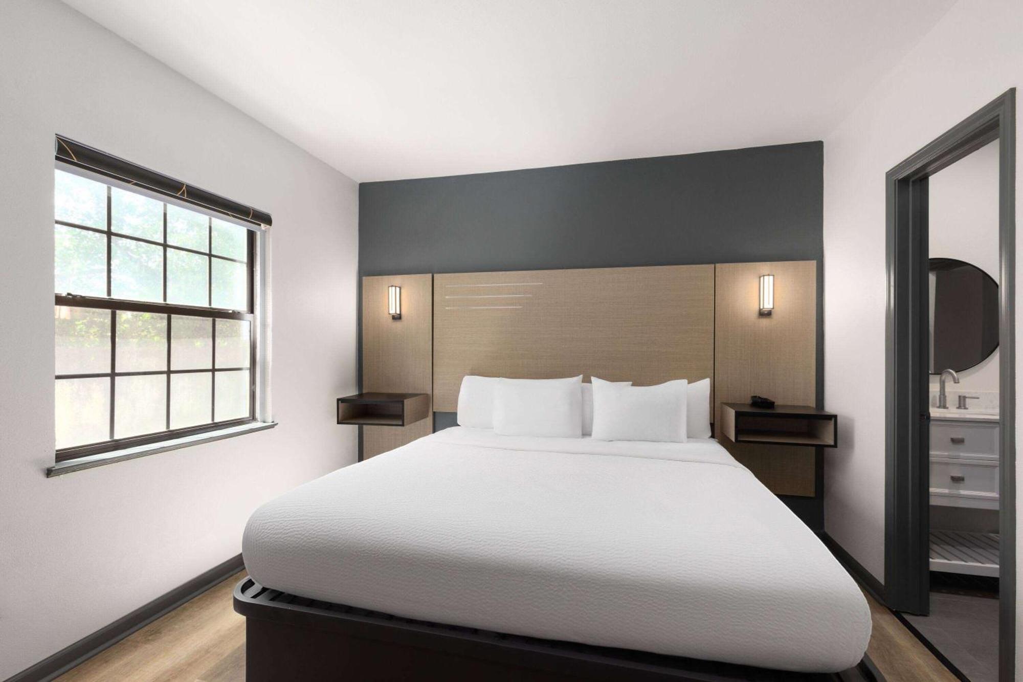 Ramada By Wyndham Studio Suites دوثان المظهر الخارجي الصورة