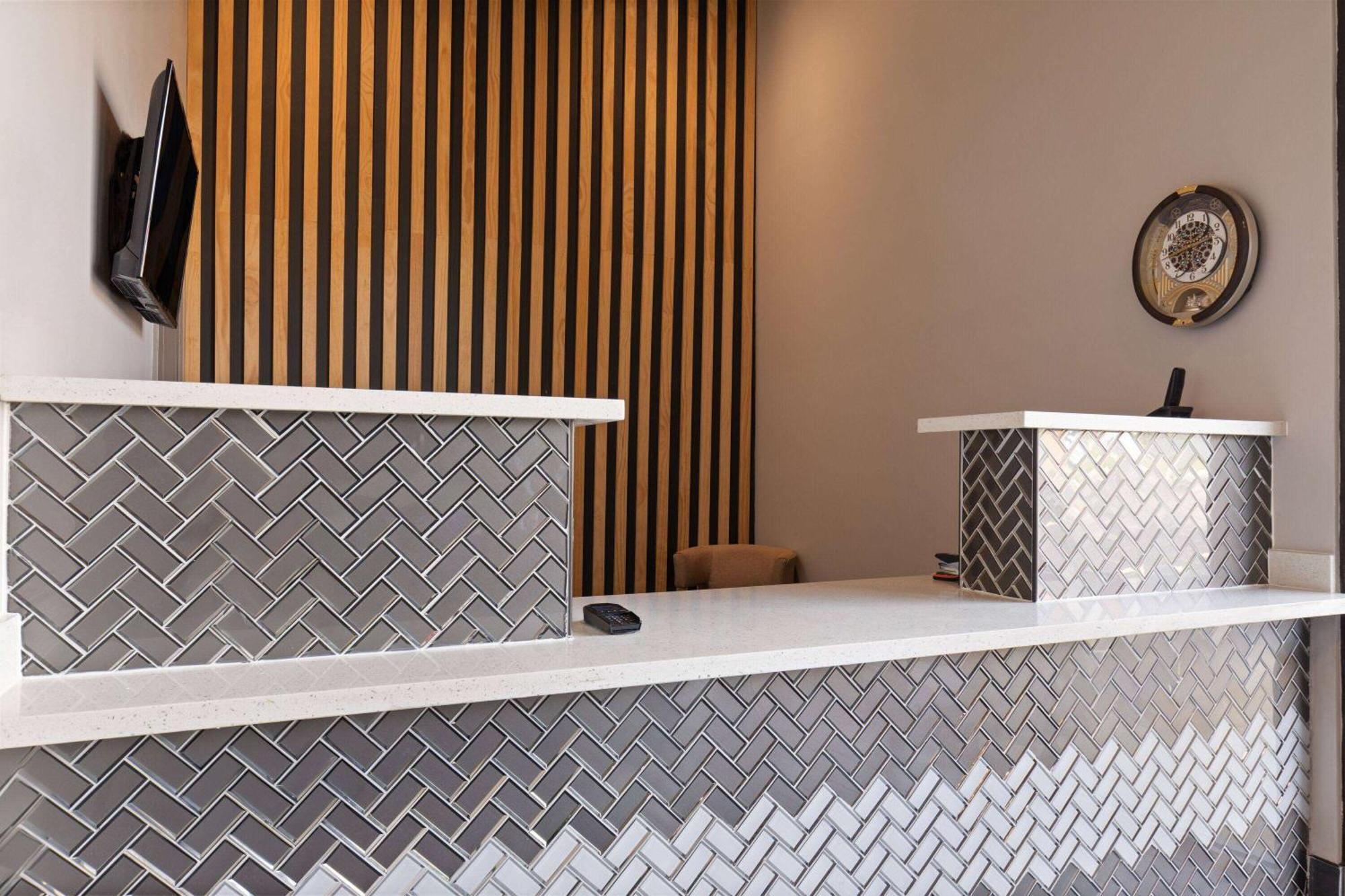 Ramada By Wyndham Studio Suites دوثان المظهر الخارجي الصورة